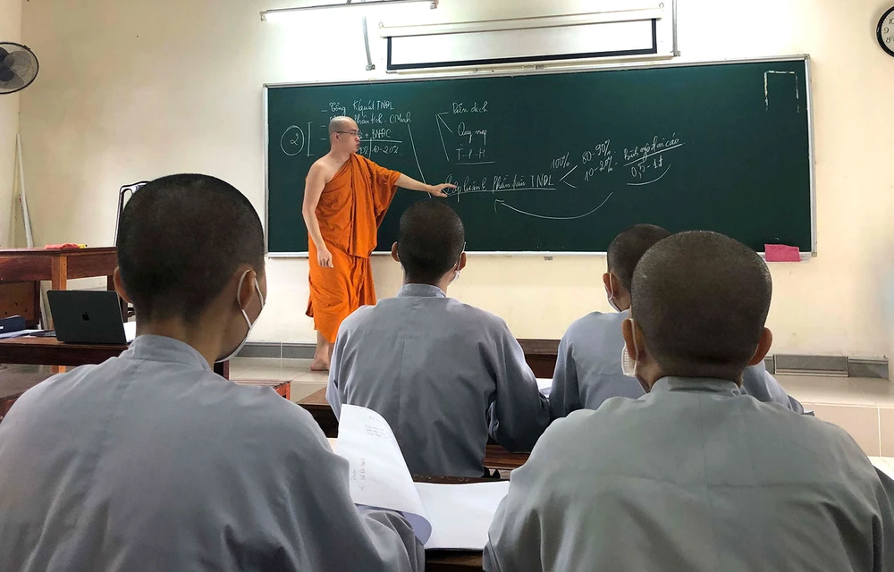 Sư Minh Giải giảng dạy môn Ngữ văn tại chùa Huyền Không