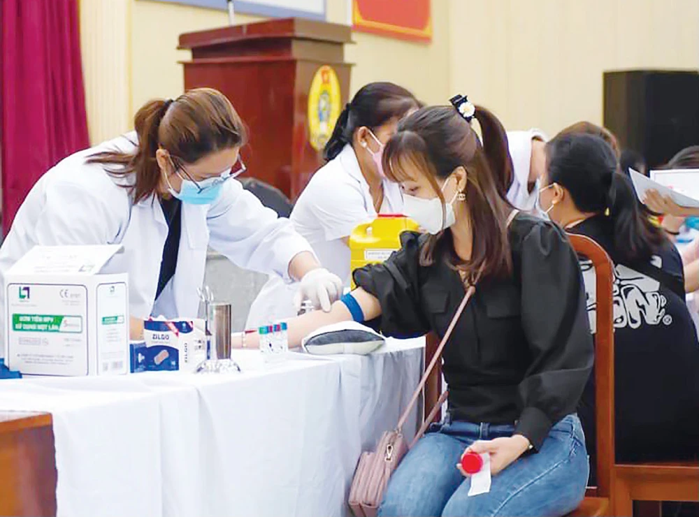 Nữ công nhân lao động được khám sức khỏe tại các chương trình do tổ chức công đoàn TPHCM thực hiện