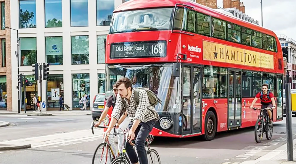 Xe buýt và xe đạp được nhiều người dân Anh lựa chọn khi giá nhiên liệu tăng mạnh
