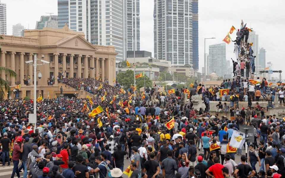 Người biểu tình tràn vào dinh Tổng thống Sri Lanka vào ngày 9-7-2022. Ảnh: REUTERS