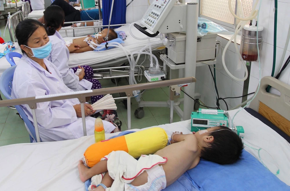 Bé N.H.N. (4 tuổi, ngụ tại TPHCM) nằm điều trị tại bệnh viện do té ngã Ảnh: HOÀNG HÙNG