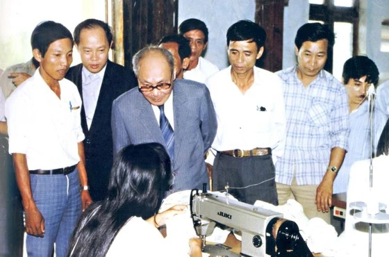 Đồng chí Võ Chí Công về thăm Xí nghiệp May huyện Núi Thành năm 1992. Ảnh: TƯ LIỆU