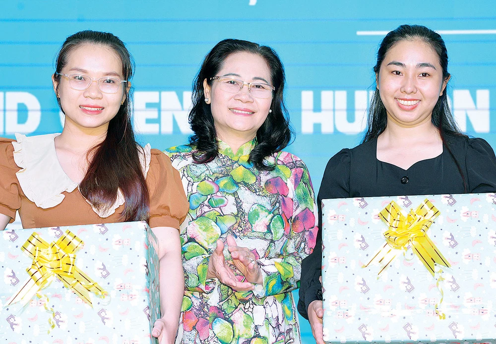 Chủ tịch HĐND TPHCM Nguyễn Thị Lệ tặng quà những người mẹ đã tặng sữa cho ngân hàng sữa. Ảnh: CAO THĂNG