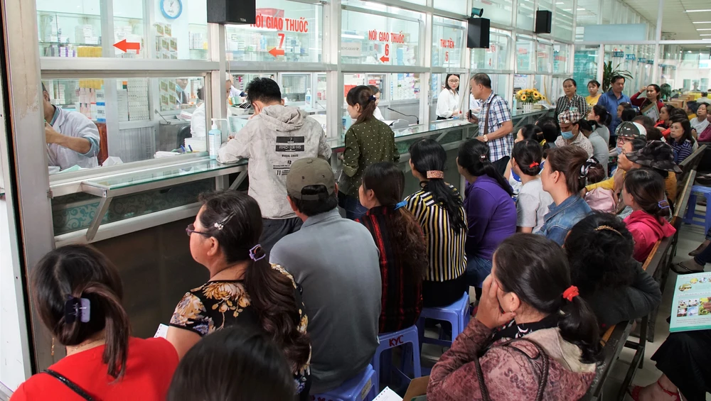 Người dân chờ mua thuốc tại Bệnh viện Nhân dân 115 (quận 10, TPHCM). Ảnh: HOÀNG HÙNG