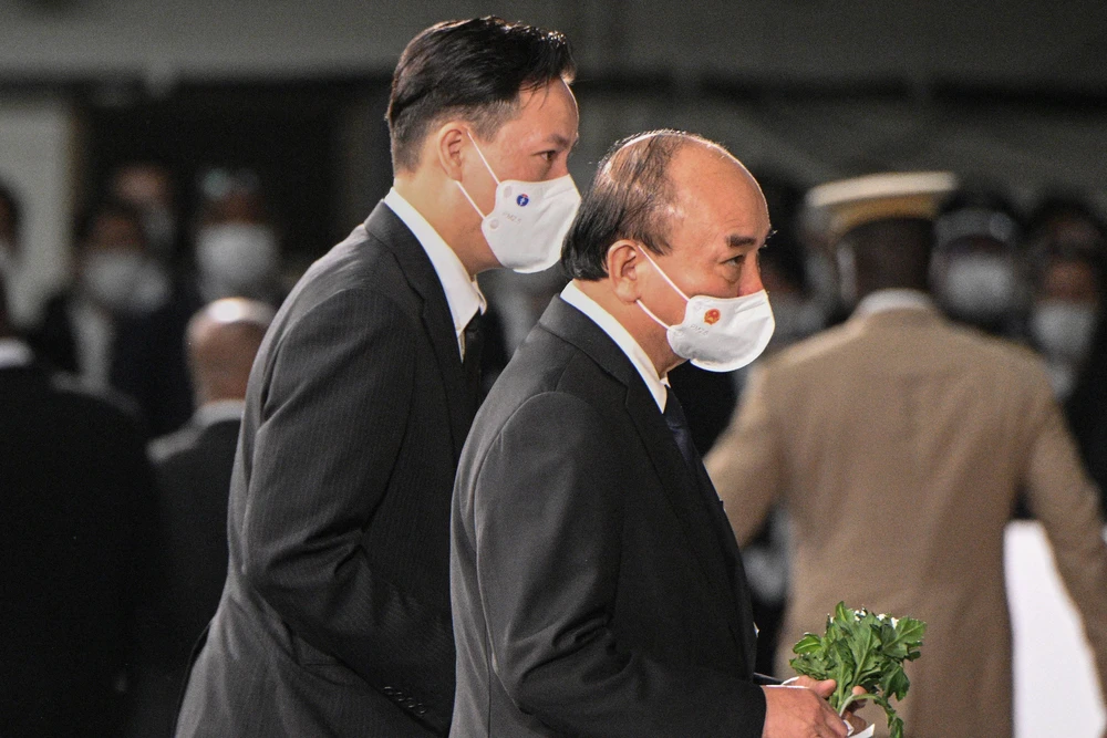 Chủ tịch nước Nguyễn Xuân Phúc đặt hoa tưởng niệm cố Thủ tướng Nhật Bản Shinzo Abe. Ảnh: AFP/TTXVN