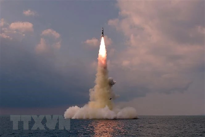 Một vụ phóng thử tên lửa đạn đạo kiểu mới từ tàu ngầm tại một địa điểm bí mật ở Triều Tiên. Ảnh: TTXVN