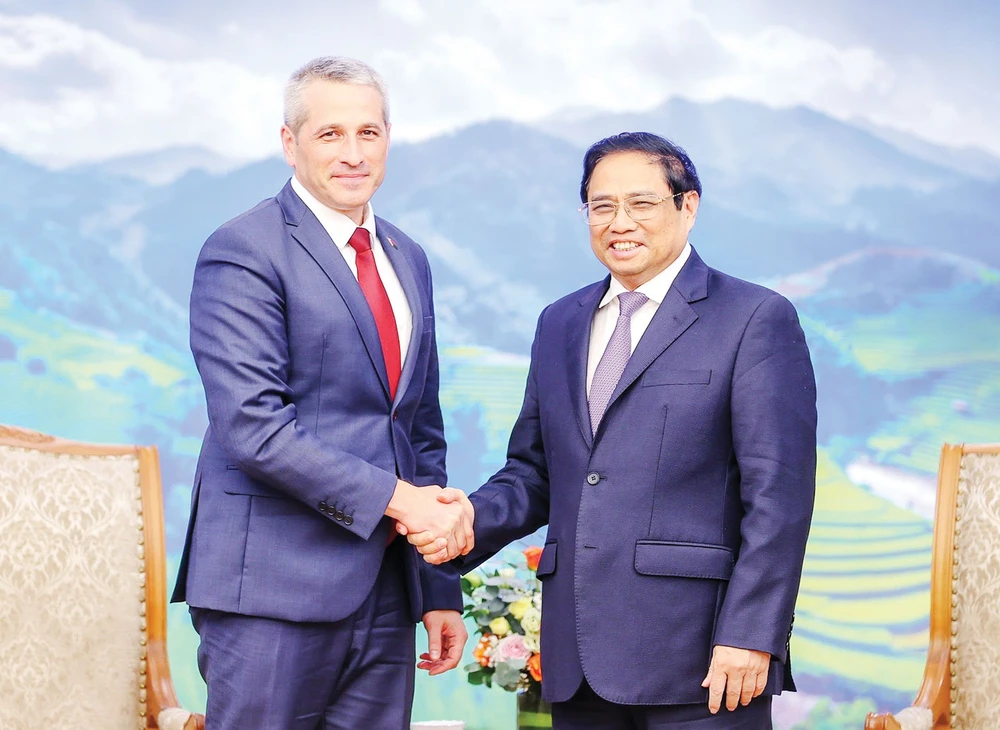 Thủ tướng Phạm Minh Chính tiếp ngài Uladzimir Baravikou, Đại sứ Đặc mệnh toàn quyền nước Cộng hòa Belarus tại Việt Nam. Ảnh: ĐOÀN BẮC