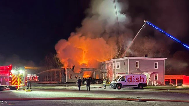 Hiện đường đám cháy sau khi máy bay đâm vào một tòa nhà ở Keene, New Hampshire tối 21-10. Ảnh: CBS News
