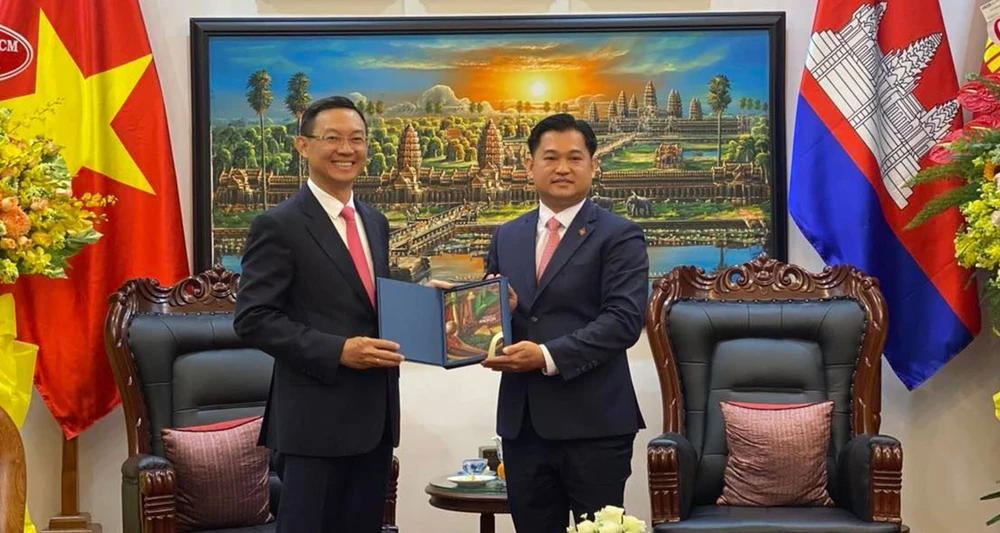 Tổng Lãnh sự Sok Dareth (phải) tặng quà lưu niệm Giám đốc Sở Ngoại vụ TPHCM Trần Phước Anh