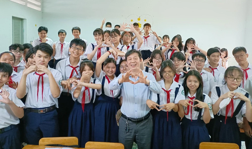 Thầy Nguyễn Bá Minh, giáo viên Trường THCS Chu Văn An (quận 11), với phương châm: Học sinh cần được thoải mái về tinh thần mới tiếp thu kiến thức hiệu quả 