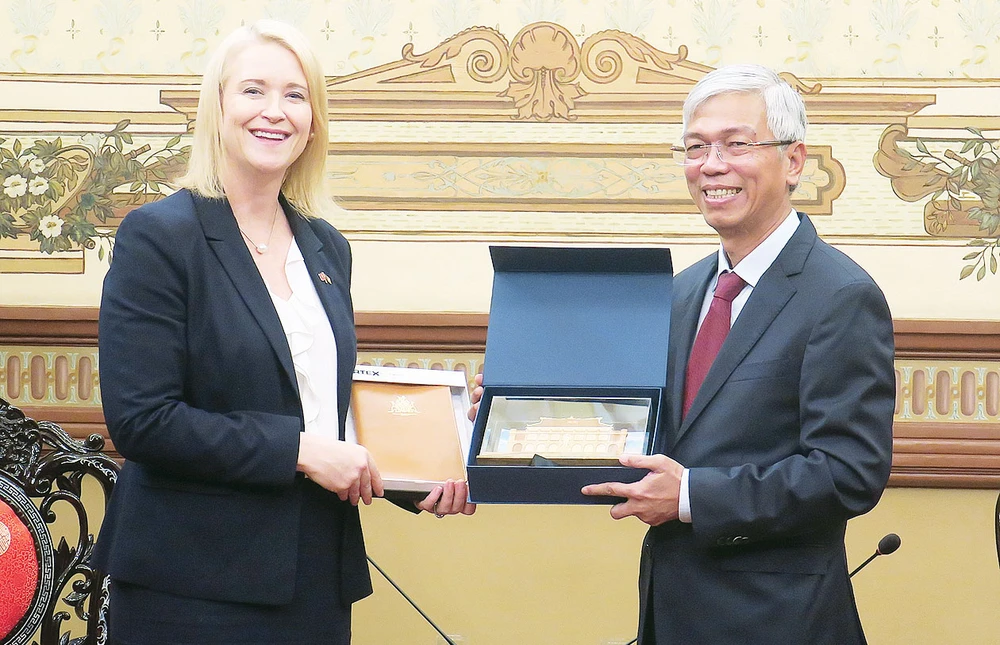 Phó Chủ tịch UBND TPHCM Võ Văn Hoan tặng bà Nicole Manison, Phó Thủ hiến bang Bắc Australia, quà lưu niệm