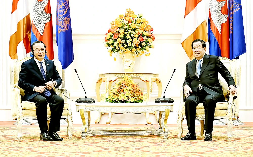 Bí thư Thành ủy TPHCM Nguyễn Văn Nên chào xã giao Thủ tướng Campuchia Hun Sen. Ảnh: VĂN MINH
