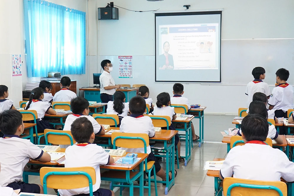 Một tiết học tiếng Anh theo mô hình lớp học ảo tại Trường Tiểu học Thạnh An, huyện Cần Giờ, TPHCM. Ảnh: HOÀNG HÙNG