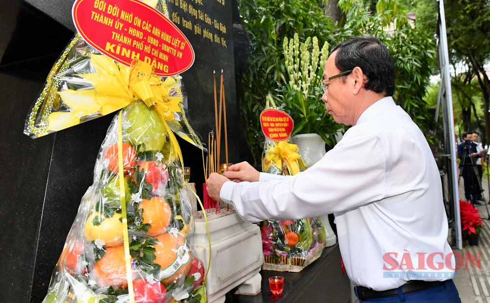 Bí thư Thành ủy TPHCM Nguyễn Văn Nên dâng hương tại Bia tưởng niệm chiến sĩ Biệt động Sài Gòn- Gia Định. Ảnh: VIỆT DŨNG 
