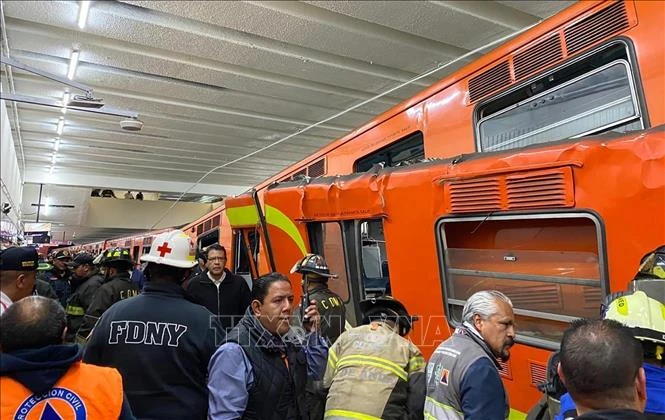 Lực lượng chức năng được triển khai tại hiện trường vụ va chạm tàu điện ngầm ở Mexico City, Mexico. Nguồn: TTXVN 