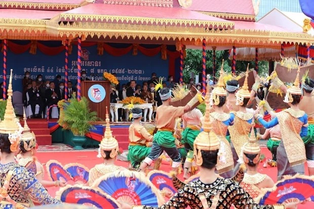 Chủ tịch Đảng Nhân dân Campuchia (CPP), Thủ tướng Samdech Techo Hun Sen cùng hơn 20.000 đảng viên CPP và đông đảo quần chúng nhân dân tham dự sự kiện quan trọng hồi sinh đất nước khỏi chế độ diệt chủng Polpot. Ảnh: TTXVN 