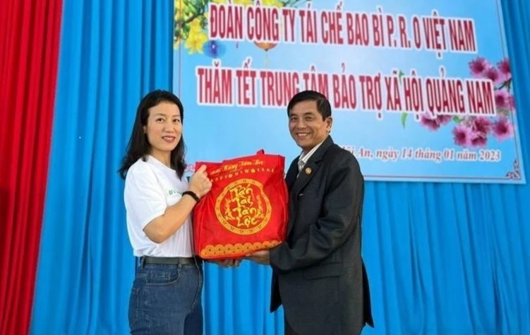 Bà Chu Thị Kim Thanh, Giám đốc PRO Việt Nam, đại diện đoàn tặng quà cho đại diện Trung tâm Bảo trợ xã hội Quảng Nam 