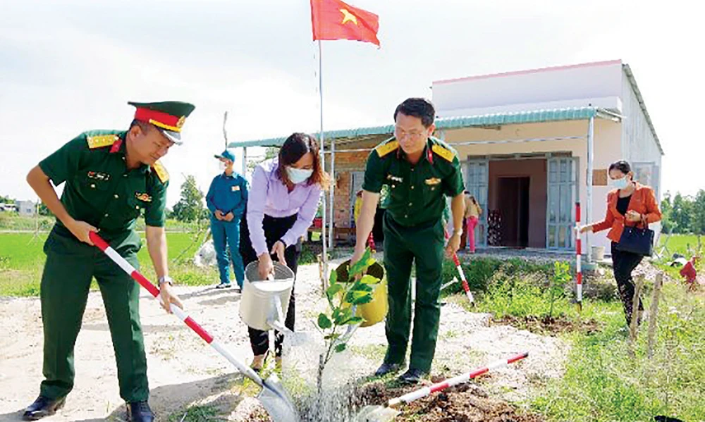 Lãnh đạo Bộ Chỉ huy Quân sự tỉnh Long An trồng cây xanh, tạo cảnh quan tại điểm dân cư liền kề chốt dân quân biên giới xã Bình Hiệp, thị xã Kiến Tường, tỉnh Long An