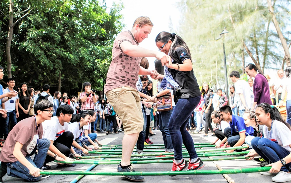 Sinh viên quốc tế tham gia nhảy sạp trong hoạt động đón tết do Trường ĐH Tôn Đức Thắng tổ chức