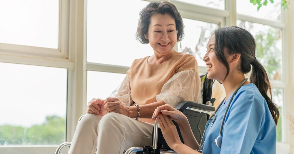 Công nghệ AI sẽ giúp giảm bớt nhân lực chăm sóc người già ở các viện dưỡng lão. Ảnh: MobiHealthNews