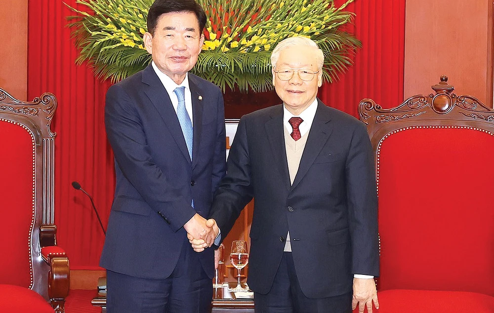 Tổng Bí thư Nguyễn Phú Trọng tiếp Chủ tịch Quốc hội Hàn Quốc Kim Jin-pyo. Ảnh: TTXVN