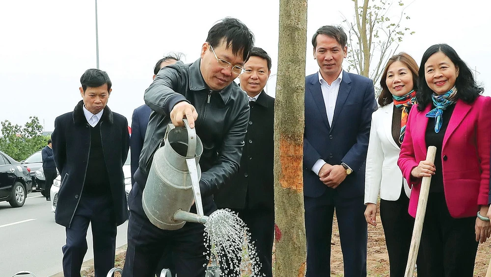 Thường trực Ban Bí thư Võ Văn Thưởng và các đại biểu tham gia trồng cây tại TP Hưng Yên, tỉnh Hưng Yên. Ảnh: TTXVN