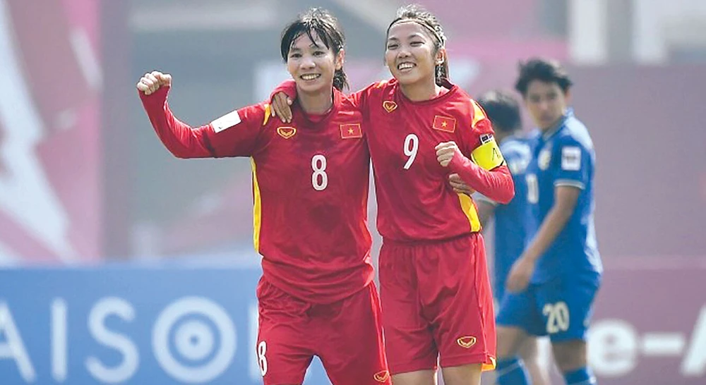  Hai tuyển thủ Thùy Trang (số 8) và Huỳnh Như