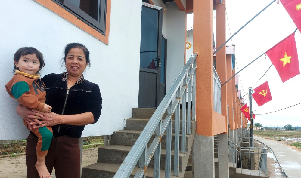 Bà Nguyễn Thị Thịnh (56 tuổi, ở thôn vạn chài Tiền Phong) phấn khởi bên ngôi nhà mới