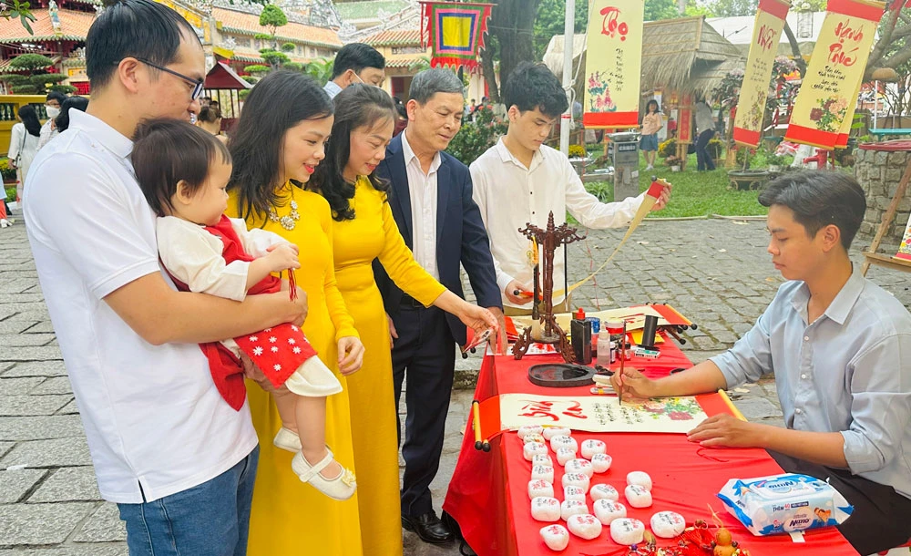 Gia đình anh Hoàng Minh Tuấn xin chữ ngày mùng 1 Tết tại Lăng Ông Tả quân Lê Văn Duyệt