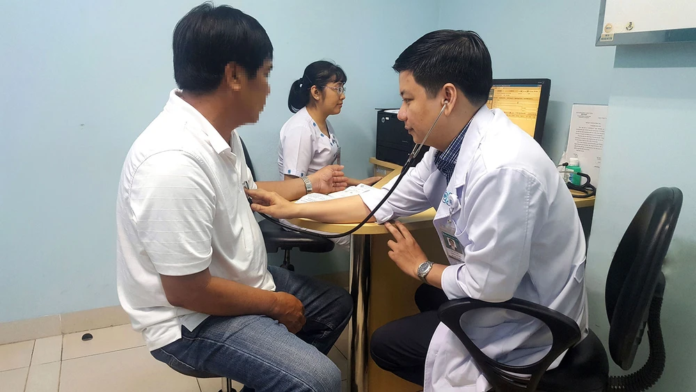 Bác sĩ đang thăm khám cho bệnh nhân tại BV Đại học Y Dược TPHCM