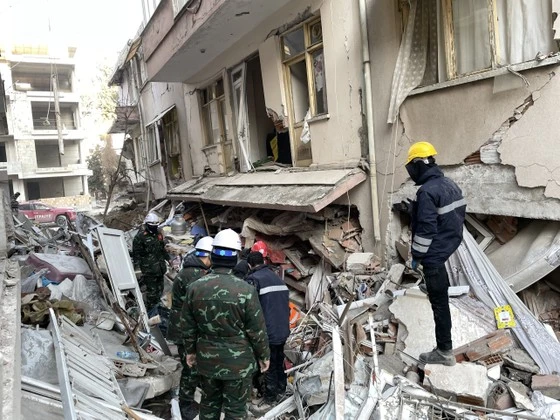 Đội chó nghiệp vụ và Tổ trinh sát số 1 của Đội Công binh cứu sập của Quân đội nhân dân Việt Nam tìm kiếm nạn nhân vụ động đất tại tỉnh Hatay, Thổ Nhĩ Kỳ. Ảnh: BQP 