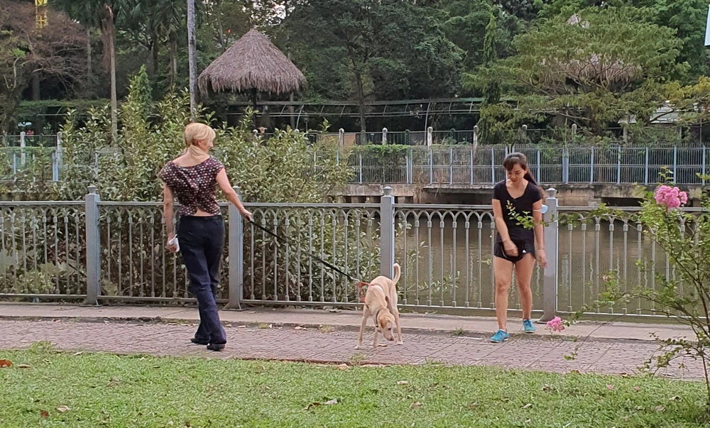 Chó không rọ mõm ở Công viên bờ kè kênh Nhiêu Lộc - Thị Nghè