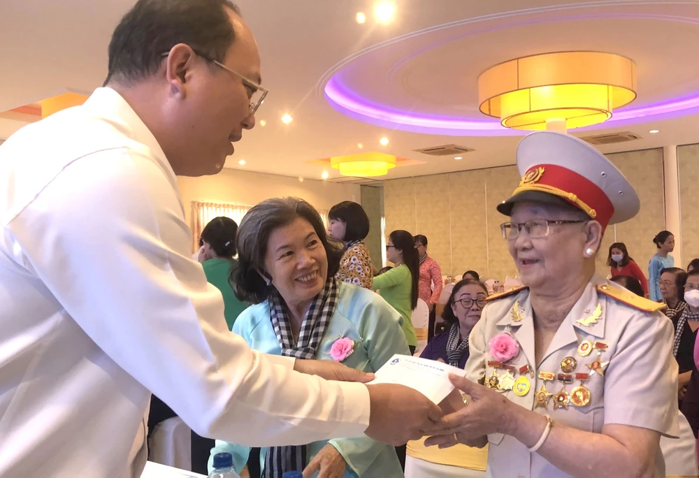 Phó Bí thư Thành ủy TPHCM Nguyễn Hồ Hải thăm hỏi, tặng quà các dì, các cô là nhân chứng lịch sử