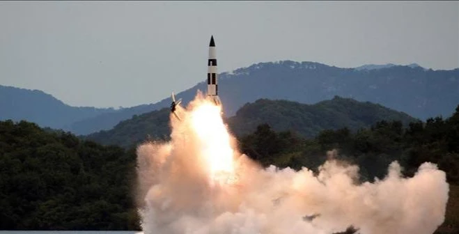 Một vụ phóng thử tên lửa đạn đạo trong cuộc tập trận chiến thuật của Quân đội Nhân dân Triều Tiên. Ảnh: KCNA/TTXVN 
