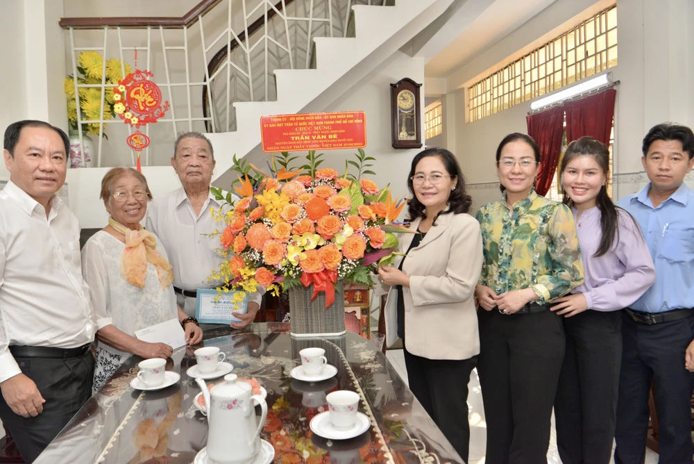Chủ tịch HĐND TPHCM Nguyễn Thị Lệ thăm vợ chồng Thầy thuốc Nhân dân - PGS.BS Trần Văn Bé. Ảnh: CAO THĂNG 