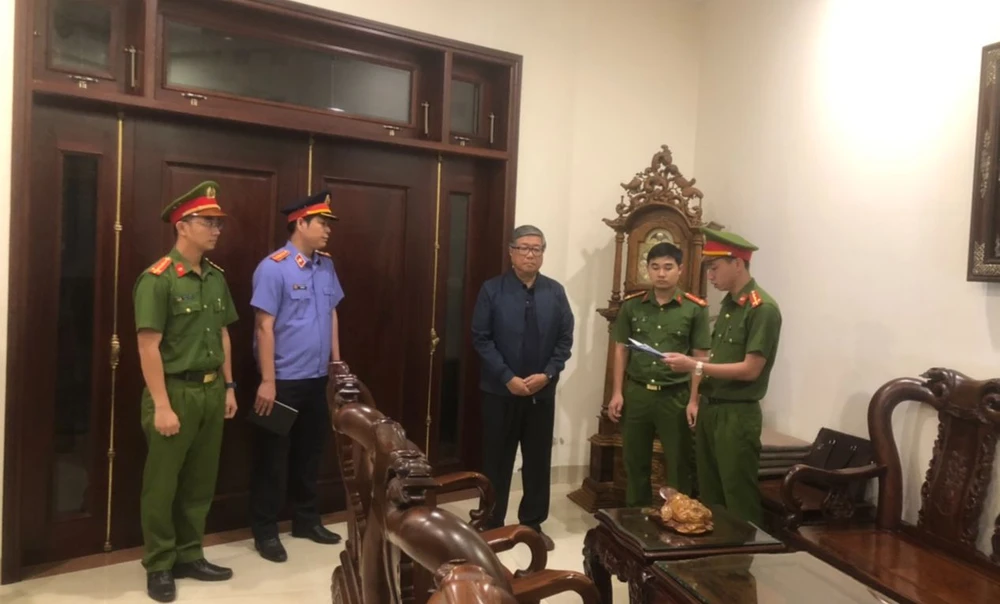 Cảnh sát đọc lệnh bắt tạm giam bị can Đoàn Quang Vinh tối 23-2