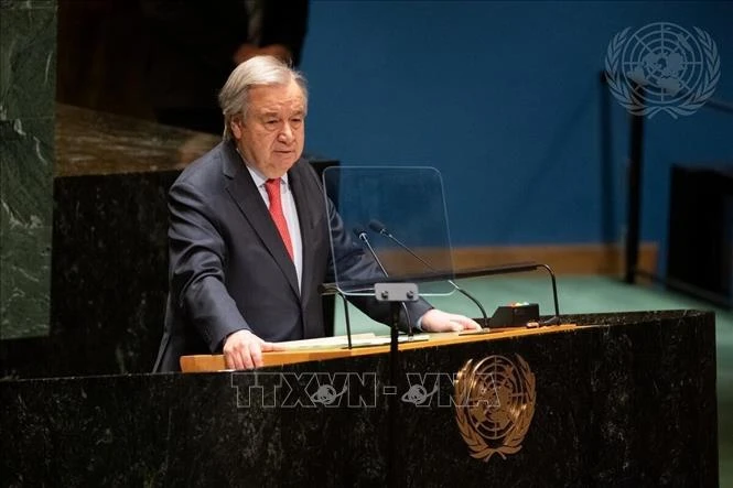 Tổng thư ký LHQ António Guterres phiếu biểu tại phiên họp khẩn cấp. Ảnh: TTXVN