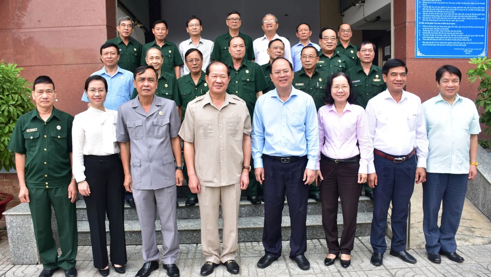 Thượng tướng Bế Xuân Trường và Phó Bí thư Thành ủy TPHCM Nguyễn Hồ Hải cùng các đại biểu dự buổi kiểm tra. Ảnh: HỮU VĨNH