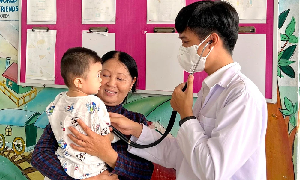 Bác sĩ trẻ Tạ Minh Tùng thăm khám cho trẻ em