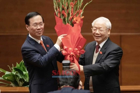 Tổng Bí thư Nguyễn Phú Trọng tặng hoa chúc mừng tân Chủ tịch nước Võ Văn Thưởng. Ảnh: VIẾT CHUNG 