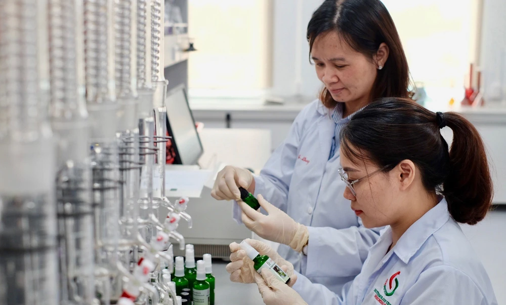 Nghiên cứu, thử nghiệm chế phẩm sinh học tại Trung tâm Công nghệ sinh học TPHCM Ảnh: ĐĂNG QUÂN