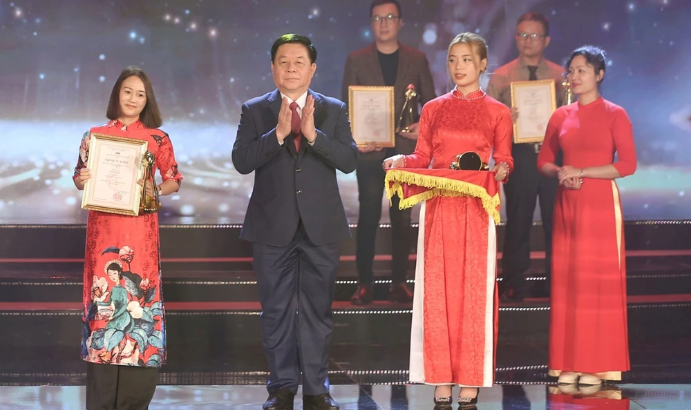 Trưởng Ban Tuyên giáo Trung ương Nguyễn Trọng Nghĩa trao giải vàng hạng mục phim tài liệu trong lễ bế mạc và trao giải Liên hoan Truyền hình toàn quốc lần thứ 41