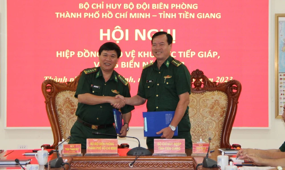 Đại tá Trần Thanh Đức và Đại tá Trần Văn Le tại lễ ký kết. Ảnh: TRẦN YÊN 