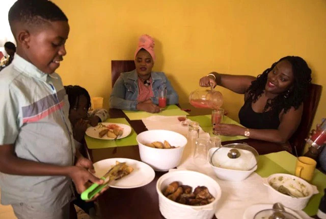 Bếp trưởng nhí người Kenya nấu bữa sáng cho mẹ