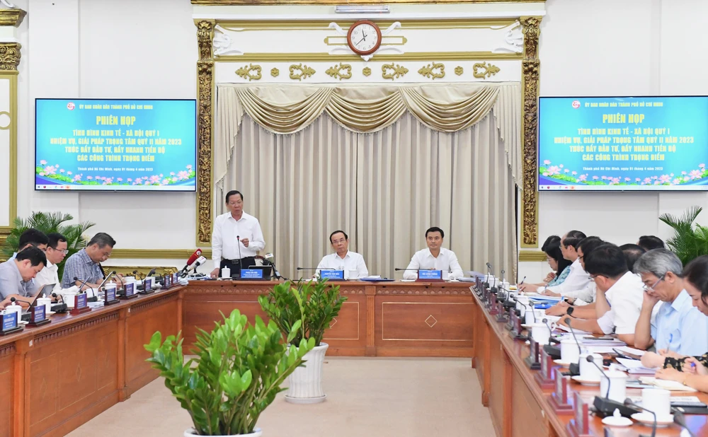 Chủ tịch UBND TPHCM Phan Văn Mãi phát biểu tại phiên họp về tình hình kinh tế - xã hội quý 1-2023 và nhiệm vụ, giải pháp quý 2-2023. Ảnh: VIỆT DŨNG