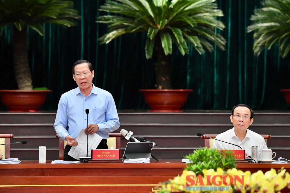 Chủ tịch UBND TPHCM Phan Văn Mãi báo cáo tình hình kinh tế - xã hội TPHCM quý 1-2023 và các nhóm nhiệm vụ giải pháp của UBND TPHCM trong thời gian tới. Ảnh: VIỆT DŨNG 