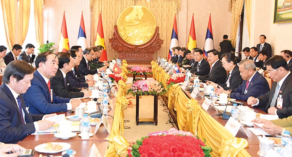 Chủ tịch nước Võ Văn Thưởng và Tổng Bí thư, Chủ tịch nước Lào Thongloun Sisoulith chủ trì cuộc hội đàm giữa đoàn đại biểu cấp cao hai nước vào ngày 11-4 Ảnh: Lao News Agency