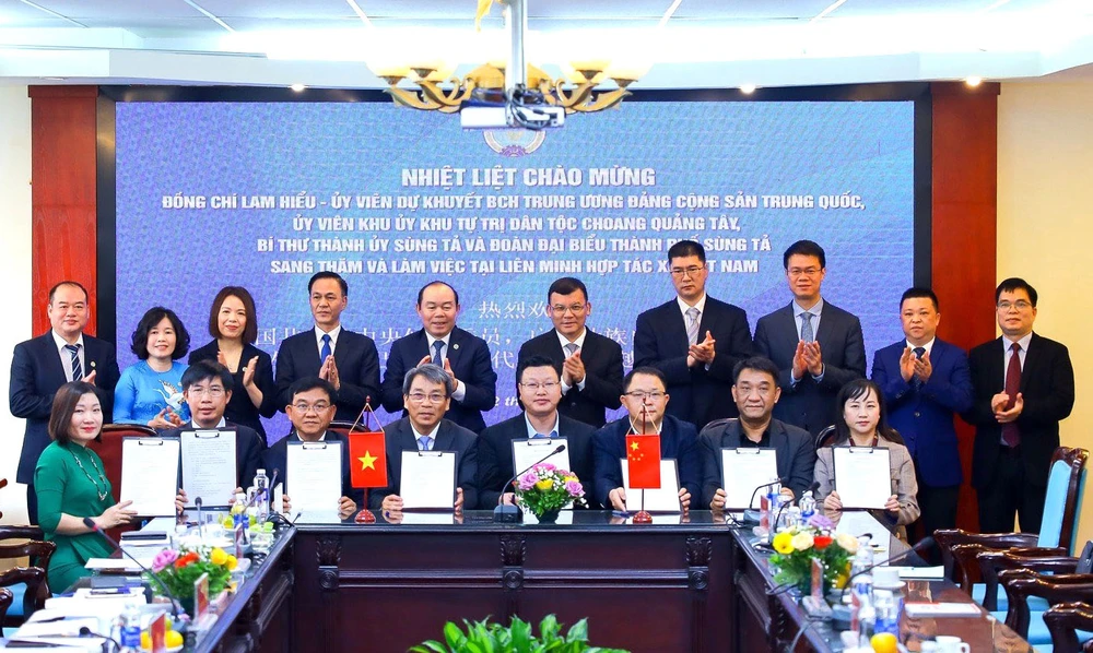 Đại diện Saigon Co.op ký kết giao thương với các HTX của TP Sùng Tả, tỉnh Quảng Tây, Trung Quốc
