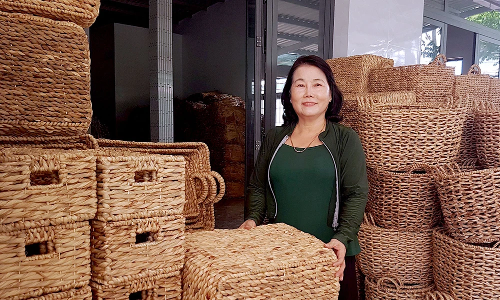 Chị Lê Thị Trinh (ấp 1, xã Tân Hưng, huyện Cái Bè, Tiền Giang) gần 30 năm gắn bó với nghề đan lục bình