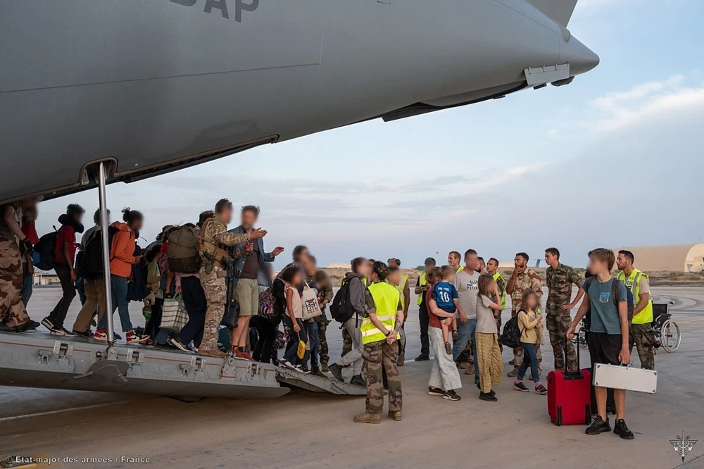 Các công dân nước ngoài sơ tán tránh chiến sự tại Sudan đáp máy bay tại căn cứ không quân Pháp ở Khartoum trong hành trình tới CH Djibouti, ngày 23-4-2023. Nguồn: TTXVN